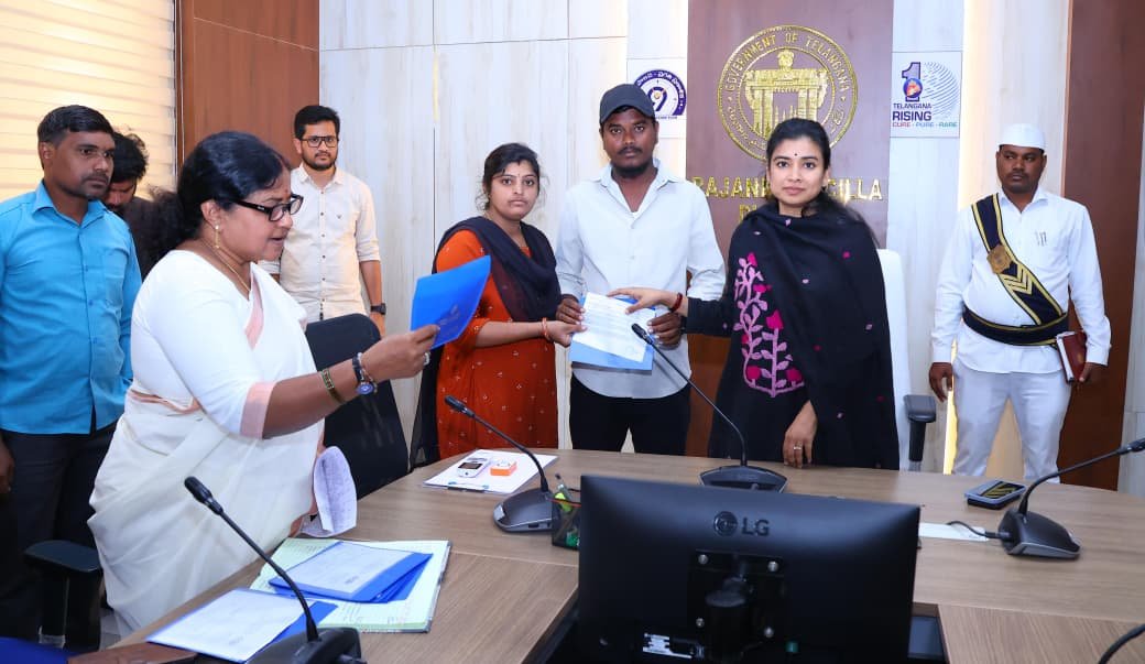 కులాంతర వివాహ ప్రోత్సాహక ఫిక్స్డ్ బాండ్ అందజేత 16 మందికి రూ.2,50,000 చొప్పున బాండ్లను పంపిణీ చేసిన జిల్లా కలెక్టర్ గరిమ అగ్రవాల్